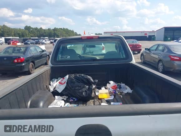 2002 Ford F-150 XL z VIN 1FTRF17292NB49435, wystawiony jako IAAI lot #43301384 z przebiegiem 227 398 mil mil oraz . Historia ofert i sprzedaży dostępna na DreamBid. Obrazek 8.