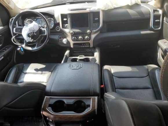 2019 Ram 1500 Laramie z VIN 1C6SRFDT2KN514953, wystawiony jako Copart lot #56747675 z przebiegiem 64 177 mil mil oraz Szkoda całkowita • Salvage title. Historia ofert i sprzedaży dostępna na DreamBid. Obrazek 8.