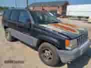 1996 Jeep Grand Cherokee Laredo z VIN 1J4GZ58SXTC280868, wystawiony jako IAAI lot #42653608 z przebiegiem 188 867 mil mil oraz . Historia ofert i sprzedaży dostępna na DreamBid. Obrazek 1.