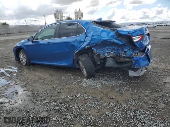 2020 Toyota Camry LE z VIN 4T1C11AK2LU306688, wystawiony jako Copart lot #82510505 z przebiegiem 104 108 mil mil oraz Szkoda całkowita • Salvage title. Historia ofert i sprzedaży dostępna na DreamBid. Obrazek 2.