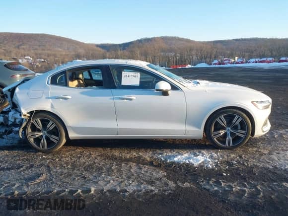 2022 Volvo S60 Inscription z VIN 7JRL12TL8NG162261, wystawiony jako IAAI lot #41417503 z przebiegiem 16 199 mil mil oraz . Historia ofert i sprzedaży dostępna na DreamBid. Obrazek 13.