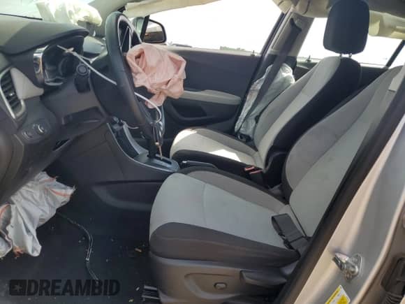 2020 Chevrolet Trax LS с VIN KL7CJNSB4LB326492, выставлен на аукционе Copart как лот 63158765 с пробегом 74 146 миль миль и Списание • Salvage title. История ставок и продаж доступна на DreamBid. Изображение 7.