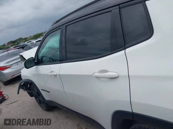2019 Jeep Compass Altitude z VIN 3C4NJCBB5KT615720, wystawiony jako IAAI lot #42148757 z przebiegiem 205 016 mil mil oraz . Historia ofert i sprzedaży dostępna na DreamBid. Obrazek 14.