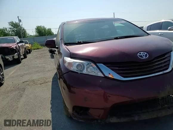2017 Toyota Sienna LE Auto Access Seat z VIN 5TDKZ3DC8HS800879, wystawiony jako Copart lot #67971815 z przebiegiem 149 864 mil mil oraz Szkoda całkowita • Salvage title. Historia ofert i sprzedaży dostępna na DreamBid. Obrazek 14.