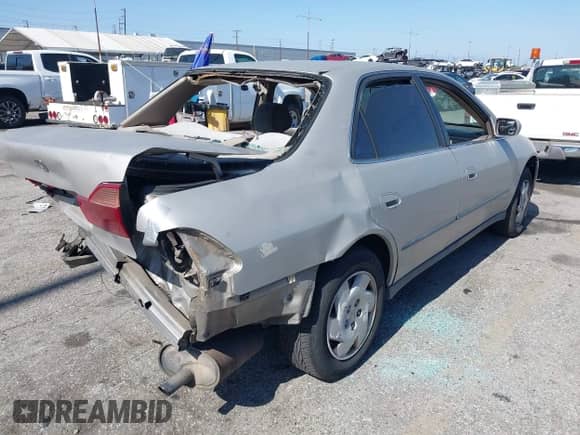 1998 Honda Accord LX z VIN 1HGCG1642WA065770, wystawiony jako IAAI lot #42278962 z przebiegiem 358 127 mil mil oraz . Historia ofert i sprzedaży dostępna na DreamBid. Obrazek 4.