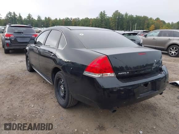 2015 Chevrolet Impala Police Police z VIN 2G1WD5E38F1134128, wystawiony jako IAAI lot #43282036 z przebiegiem 111 887 mil mil oraz . Historia ofert i sprzedaży dostępna na DreamBid. Obrazek 3.