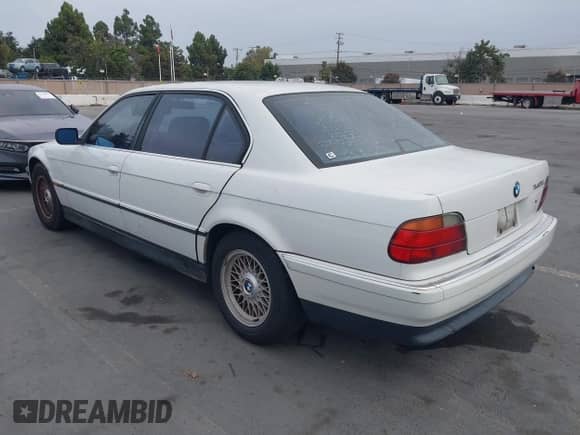 1996 BMW 7 Series 740iL z VIN WBAGJ832XTDL38507, wystawiony jako IAAI lot #43262076 z przebiegiem Nie podano mil oraz . Historia ofert i sprzedaży dostępna na DreamBid. Obrazek 3.