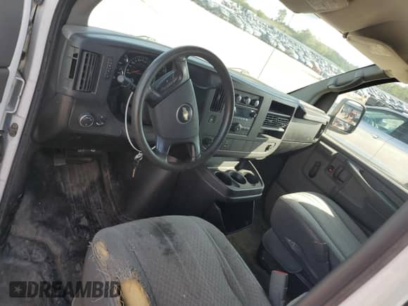 2008 Chevrolet Express Cargo z VIN 1GCGG25C581110752, wystawiony jako Copart lot #84923135 z przebiegiem 205 216 mil mil oraz Czysty tytuł • Clean title. Historia ofert i sprzedaży dostępna na DreamBid. Obrazek 8.