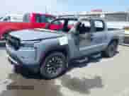 2024 Nissan Frontier SV z VIN 1N6ED1EJ7RN602179, wystawiony jako IAAI lot #42292897 z przebiegiem Nie podano mil oraz . Historia ofert i sprzedaży dostępna na DreamBid. Obrazek 2.