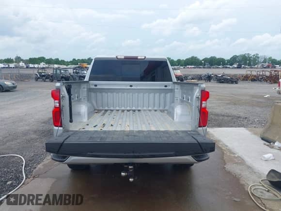 2022 Chevrolet Silverado 1500 RST z VIN 1GCUDEET8NZ571342, wystawiony jako IAAI lot #42146604 z przebiegiem 90 957 mil mil oraz . Historia ofert i sprzedaży dostępna na DreamBid. Obrazek 17.