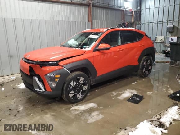 2024 Hyundai Kona SEL z VIN KM8HBCAB3RU136381, wystawiony jako Copart lot #81465344 z przebiegiem 4 200 mil mil oraz Szkoda całkowita • Salvage title. Historia ofert i sprzedaży dostępna na DreamBid. Obrazek 1.