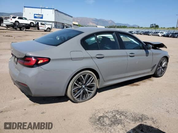 2022 BMW 5 Series 540i xDrive z VIN WBA73BJ01NWX68037, wystawiony jako Copart lot #71298785 z przebiegiem Nie podano mil oraz Szkoda całkowita • Salvage title. Historia ofert i sprzedaży dostępna na DreamBid. Obrazek 3.