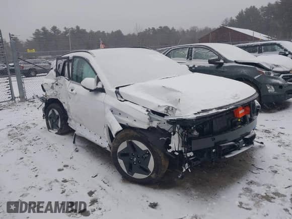 2025 Hyundai Kona Limited с VIN KM8HE3A60SU018112, выставлен на аукционе IAAI как лот 41165981 с пробегом 4 321 миль миль и . История ставок и продаж доступна на DreamBid. Изображение 1.