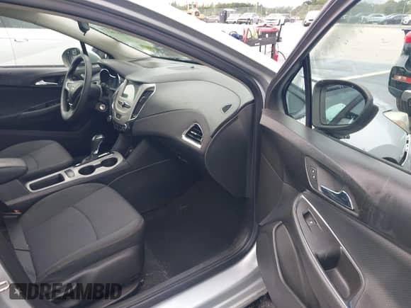 2018 Chevrolet Cruze LS z VIN 1G1BC5SM9J7188340, wystawiony jako IAAI lot #43258785 z przebiegiem 36 132 mil mil oraz . Historia ofert i sprzedaży dostępna na DreamBid. Obrazek 5.