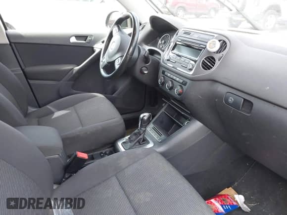 2013 Volkswagen Tiguan SE z VIN WVGAV3AX0DW621305, wystawiony jako IAAI lot #42249707 z przebiegiem 139 500 mil mil oraz . Historia ofert i sprzedaży dostępna na DreamBid. Obrazek 5.