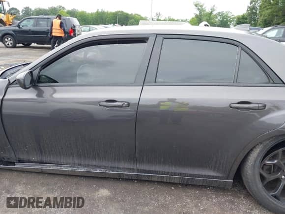 2019 Chrysler 300 S с VIN 2C3CCABG2KH515735, выставлен на аукционе IAAI как лот 42697563 с пробегом 116 768 миль миль и . История ставок и продаж доступна на DreamBid. Изображение 14.