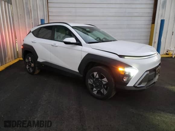 2024 Hyundai Kona SEL z VIN KM8HBCAB9RU146803, wystawiony jako Copart lot #81850764 z przebiegiem 19 927 mil mil oraz Czysty tytuł • Clean title. Historia ofert i sprzedaży dostępna na DreamBid. Obrazek 4.