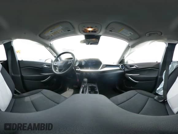 2024 Chevrolet Trax LS z VIN KL77LFE28RC070874, wystawiony jako IAAI lot #42759512 z przebiegiem 31 288 mil mil oraz . Historia ofert i sprzedaży dostępna na DreamBid. Obrazek 18.