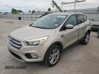 2017 Ford Escape SE z VIN 1FMCU9GD3HUE32323, wystawiony jako Copart lot #70344355 z przebiegiem 85 235 mil mil oraz Szkoda całkowita • Salvage title. Historia ofert i sprzedaży dostępna na DreamBid. Obrazek 1.