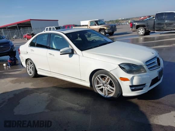 2012 Mercedes-Benz C 300 Sport с VIN WDDGF8BB0CA732420, выставлен на аукционе IAAI как лот 43321963 с пробегом 100 671 миль миль и . История ставок и продаж доступна на DreamBid. Изображение 1.