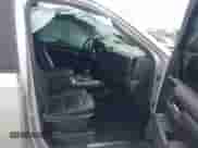 2022 Chevrolet Silverado 1500 RST z VIN 1GCUDEET8NZ571342, wystawiony jako IAAI lot #42146604 z przebiegiem 90 957 mil mil oraz . Historia ofert i sprzedaży dostępna na DreamBid. Obrazek 5.