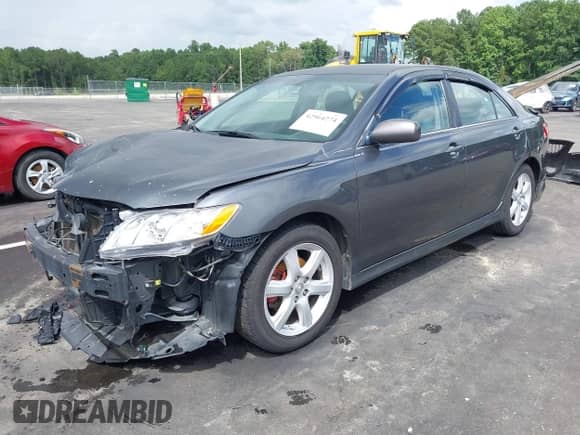 2008 Toyota Camry LE z VIN 4T1BE46K58U262526, wystawiony jako IAAI lot #42964274 z przebiegiem 210 343 mil mil oraz . Historia ofert i sprzedaży dostępna na DreamBid. Obrazek 2.