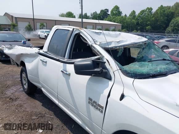 2018 Ram 1500 SLT z VIN 1C6RR6GG5JS119341, wystawiony jako IAAI lot #42445806 z przebiegiem 244 517 mil mil oraz . Historia ofert i sprzedaży dostępna na DreamBid. Obrazek 6.