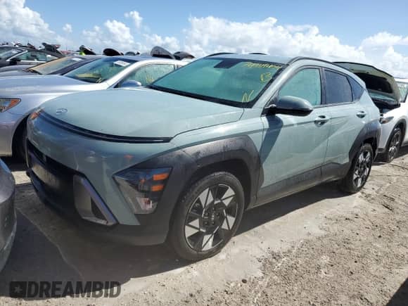 2024 Hyundai Kona SEL z VIN KM8HC3AB8RU134770, wystawiony jako Copart lot #74939454 z przebiegiem 5 049 mil mil oraz Nie do naprawy • Non repairable. Historia ofert i sprzedaży dostępna na DreamBid. Obrazek 1.