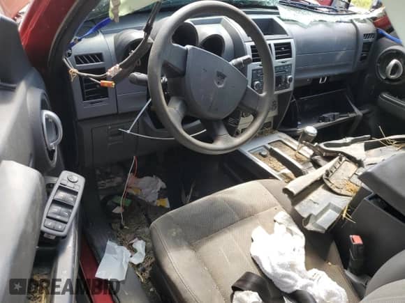 2008 Dodge Nitro SXT z VIN 1D8GU28K28W285282, wystawiony jako Copart lot #67630705 z przebiegiem Nie podano mil oraz Szkoda całkowita • Salvage title. Historia ofert i sprzedaży dostępna na DreamBid. Obrazek 8.
