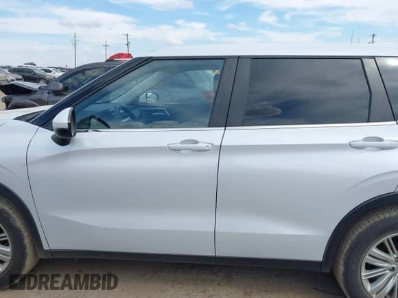 2024 Mitsubishi Outlander ES with VIN JA4J3UA88RZ012424, listed as a IAAI auction lot 43268094 with 33,505 mi miles and . Bid and sale history available at DreamBid. Image 14.
