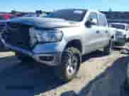 2022 Ram 1500 Big Horn z VIN 1C6RRFFG3NN298548, wystawiony jako IAAI lot #41270182 z przebiegiem 62 916 mil mil oraz . Historia ofert i sprzedaży dostępna na DreamBid. Obrazek 2.