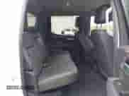 2025 GMC Sierra 1500 SLT z VIN 1GTUUDED7SZ193643, wystawiony jako IAAI lot #43566085 z przebiegiem 21 021 mil mil oraz . Historia ofert i sprzedaży dostępna na DreamBid. Obrazek 8.