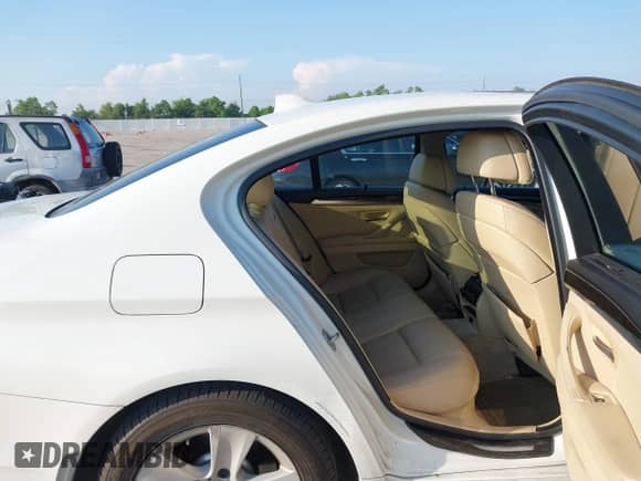 2012 BMW 5 Series 528i z VIN WBAXG5C52CC593892, wystawiony jako IAAI lot #43025094 z przebiegiem 179 856 mil mil oraz . Historia ofert i sprzedaży dostępna na DreamBid. Obrazek 8.