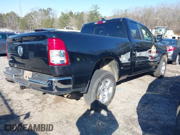 2022 Ram 1500 Big Horn z VIN 1C6RREBG0NN398834, wystawiony jako IAAI lot #41580763 z przebiegiem 100 523 mil mil oraz . Historia ofert i sprzedaży dostępna na DreamBid. Obrazek 4.