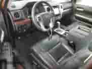 2015 Toyota Tundra Limited z VIN 5TFSY5F10FX186766, wystawiony jako Copart lot #73849804 z przebiegiem Nie podano mil oraz Szkoda całkowita • Salvage title. Historia ofert i sprzedaży dostępna na DreamBid. Obrazek 8.