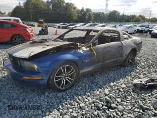 2007 Ford Mustang GT Deluxe z VIN 1ZVHT82H475335395, wystawiony jako Copart lot #81142995 z przebiegiem Nie podano mil oraz Szkoda całkowita • Salvage title. Historia ofert i sprzedaży dostępna na DreamBid. Obrazek 1.