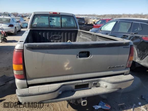 2000 Chevrolet Silverado 1500 LS with VIN 1GCEC14T3YE281264, listed as a Copart auction lot 42632875 with 209,374 mi miles and Salvage title. Bid and sale history available at DreamBid. Image 6.