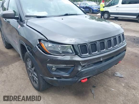 2019 Jeep Compass Trailhawk z VIN 3C4NJDDB8KT722053, wystawiony jako IAAI lot #42634252 z przebiegiem 69 628 mil mil oraz . Historia ofert i sprzedaży dostępna na DreamBid. Obrazek 6.