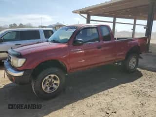 1998 Toyota Tacoma z VIN 4TAWM72N5WZ063711, wystawiony jako Copart lot #47644735 z przebiegiem 352 233 mil mil oraz Szkoda całkowita • Salvage title. Historia ofert i sprzedaży dostępna na DreamBid. Obrazek 1.