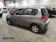 2008 Chevrolet Aveo LS z VIN KL1TD66648B266385, wystawiony jako Copart lot #77990724 z przebiegiem 142 831 mil mil oraz Czysty tytuł • Clean title. Historia ofert i sprzedaży dostępna na DreamBid. Obrazek 2.