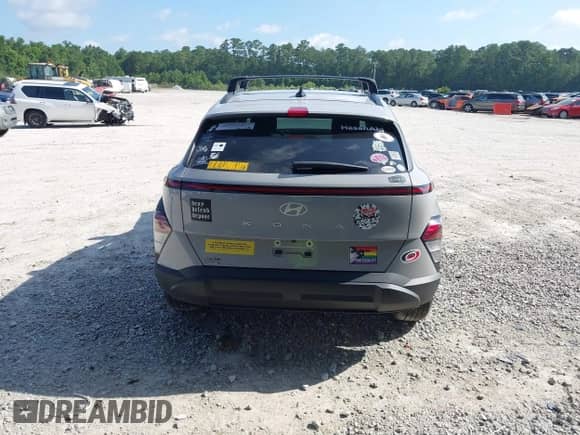 2025 Hyundai Kona SEL Convenience z VIN KM8HC3AB2SU222266, wystawiony jako IAAI lot #42487488 z przebiegiem 8 517 mil mil oraz . Historia ofert i sprzedaży dostępna na DreamBid. Obrazek 17.