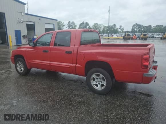 2005 Dodge Dakota SLT z VIN 1D7HE48K75S304008, wystawiony jako Copart lot #56292705 z przebiegiem 268 998 mil mil oraz Szkoda całkowita • Salvage title. Historia ofert i sprzedaży dostępna na DreamBid. Obrazek 2.