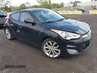 2013 Hyundai Veloster w/Gray Int z VIN KMHTC6AD1DU116567, wystawiony jako IAAI lot #43273057 z przebiegiem 109 490 mil mil oraz . Historia ofert i sprzedaży dostępna na DreamBid. Obrazek 1.
