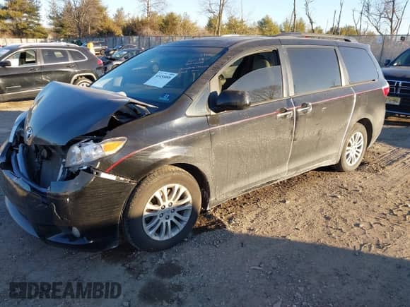 2017 Toyota Sienna XLE Auto Access Seat z VIN 5TDYZ3DC2HS805845, wystawiony jako IAAI lot #41456888 z przebiegiem 138 475 mil mil oraz . Historia ofert i sprzedaży dostępna na DreamBid. Obrazek 2.