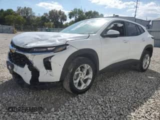 2025 Chevrolet Trax LS с VIN KL77LFEP6SC122679, выставлен на аукционе Copart как лот 71445315 с пробегом 18 285 миль миль и Списание • Salvage title. История ставок и продаж доступна на DreamBid. Изображение 1.