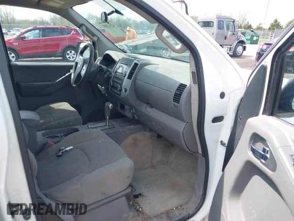 2014 Nissan Frontier Desert Runner z VIN 1N6AD0ER2EN748921, wystawiony jako IAAI lot #42143050 z przebiegiem 110 948 mil mil oraz . Historia ofert i sprzedaży dostępna na DreamBid. Obrazek 5.