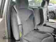 2002 GMC Sierra 1500 z VIN 1GTEC14W22Z113612, wystawiony jako Copart lot #64998175 z przebiegiem 231 039 mil mil oraz Czysty tytuł • Clean title. Historia ofert i sprzedaży dostępna na DreamBid. Obrazek 10.