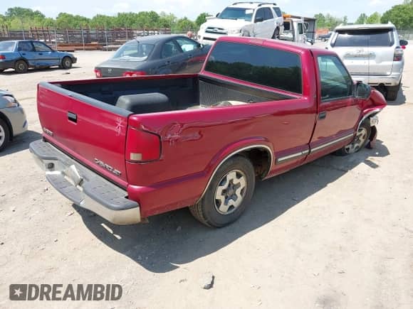 2000 Chevrolet S-10 with VIN 1GCCS1457YK285234, listed as a IAAI auction lot 42155328 with 384,761 mi miles and . Bid and sale history available at DreamBid. Image 4.
