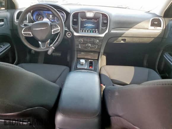 2019 Chrysler 300 Touring с VIN 2C3CCAAG8KH682943, выставлен на аукционе Copart как лот 70071455 с пробегом 42 623 миль миль и Списание • Salvage title. История ставок и продаж доступна на DreamBid. Изображение 8.