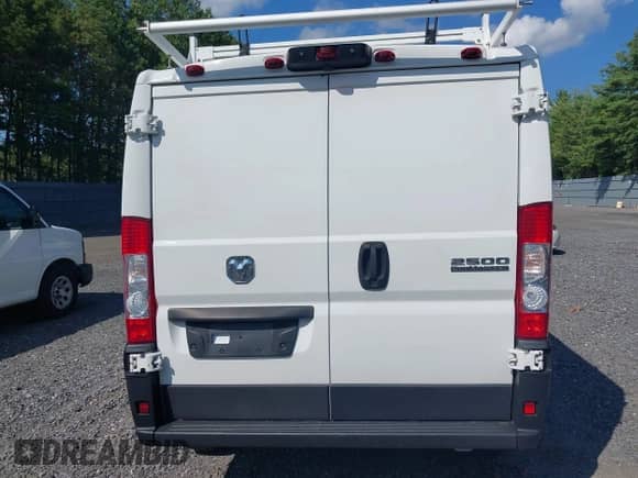 2023 Ram ProMaster Cargo z VIN 3C6LRVVG7PE559138, wystawiony jako IAAI lot #42331456 z przebiegiem 55 786 mil mil oraz . Historia ofert i sprzedaży dostępna na DreamBid. Obrazek 16.